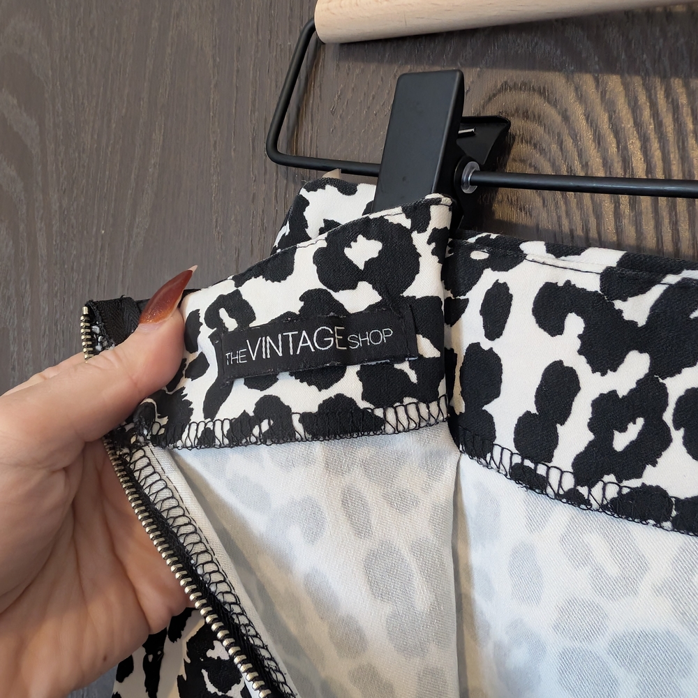 Classy Leopard Print Women's Shorts - Picture 5 of 6